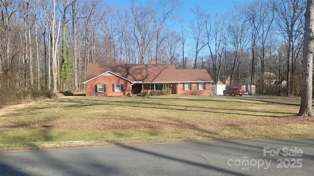 view of front facade featuring a front yard