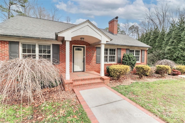 view of front of house featuring a front lawn