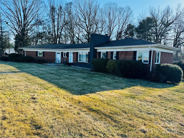 single story home with a front yard