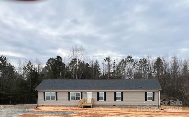 view of front of property featuring crawl space