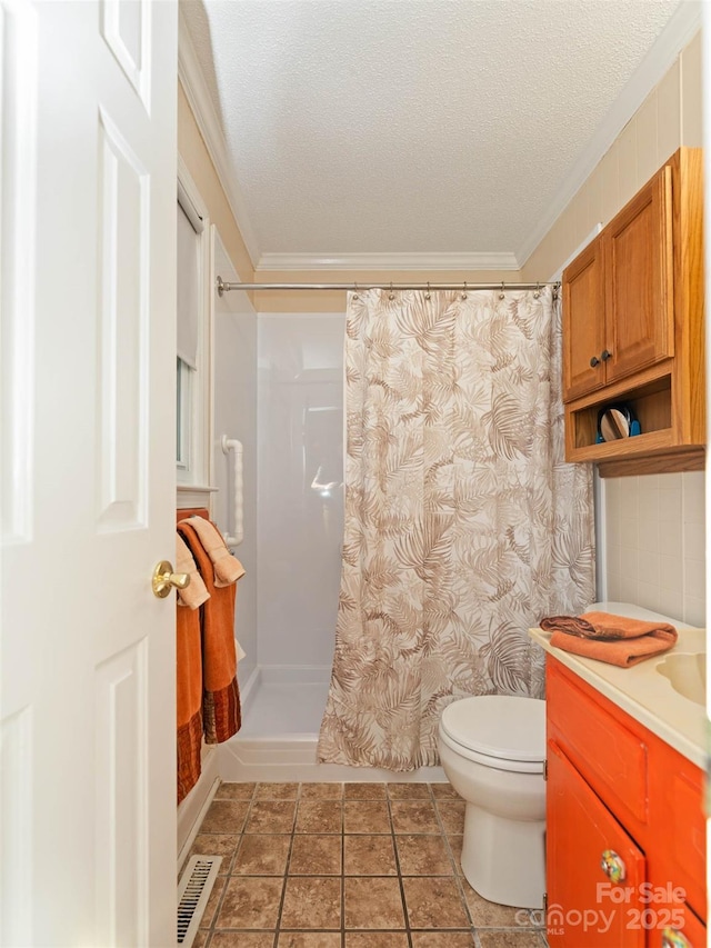 bathroom featuring toilet, ornamental molding, a shower with shower curtain, a textured ceiling, and visible vents