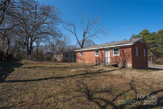 exterior space featuring a front yard