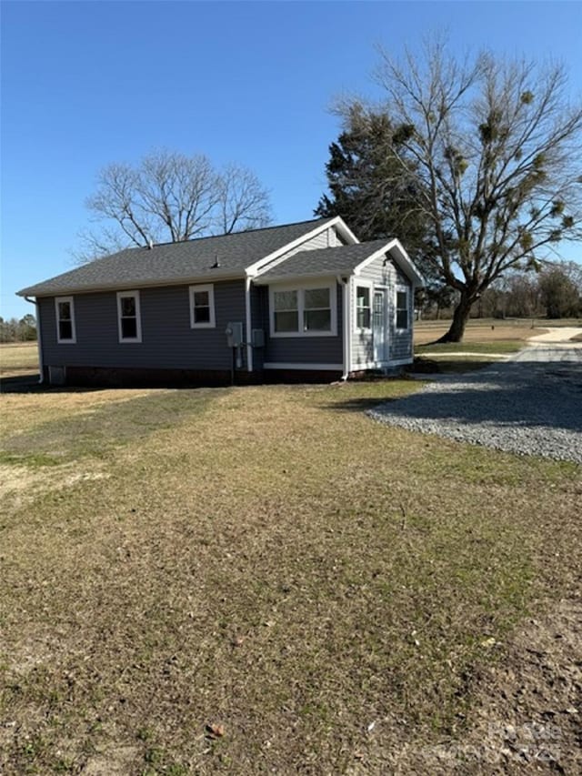 view of front of property with a front lawn