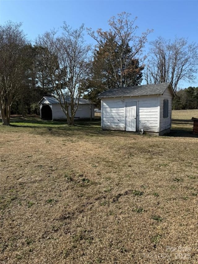 view of yard with a storage unit