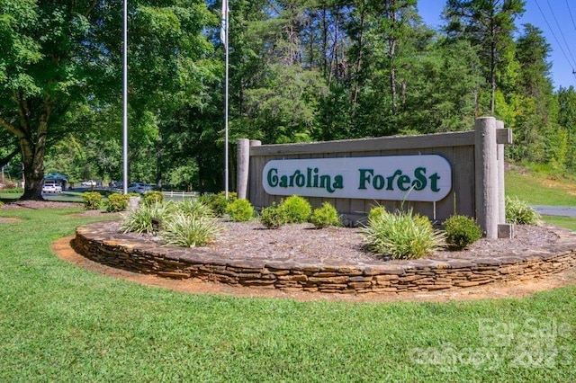 community sign featuring a yard