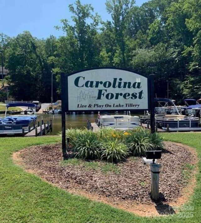 community / neighborhood sign with a yard