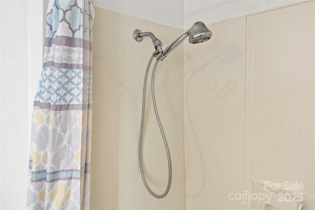 details with a shower with shower curtain