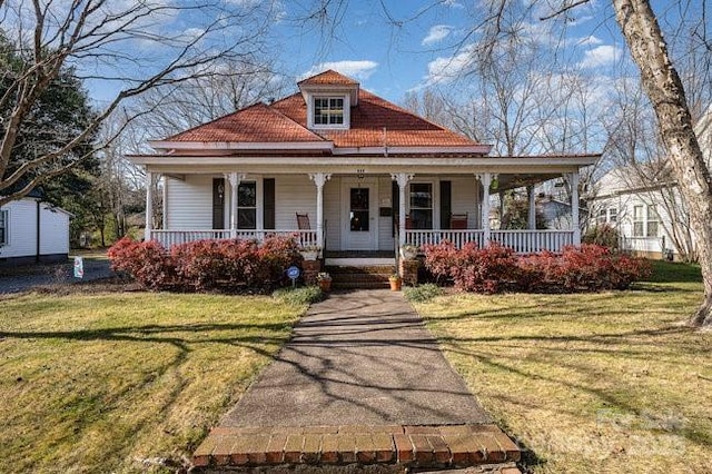 view of front of house featuring a front yard and covered porch