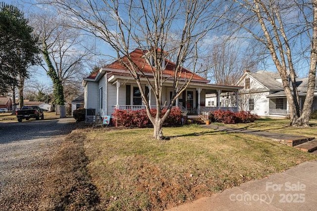 view of front of property featuring a porch and a front yard