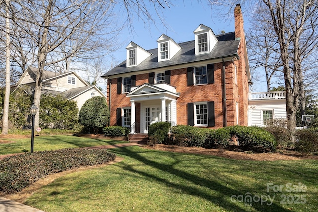 view of front of house featuring a front lawn