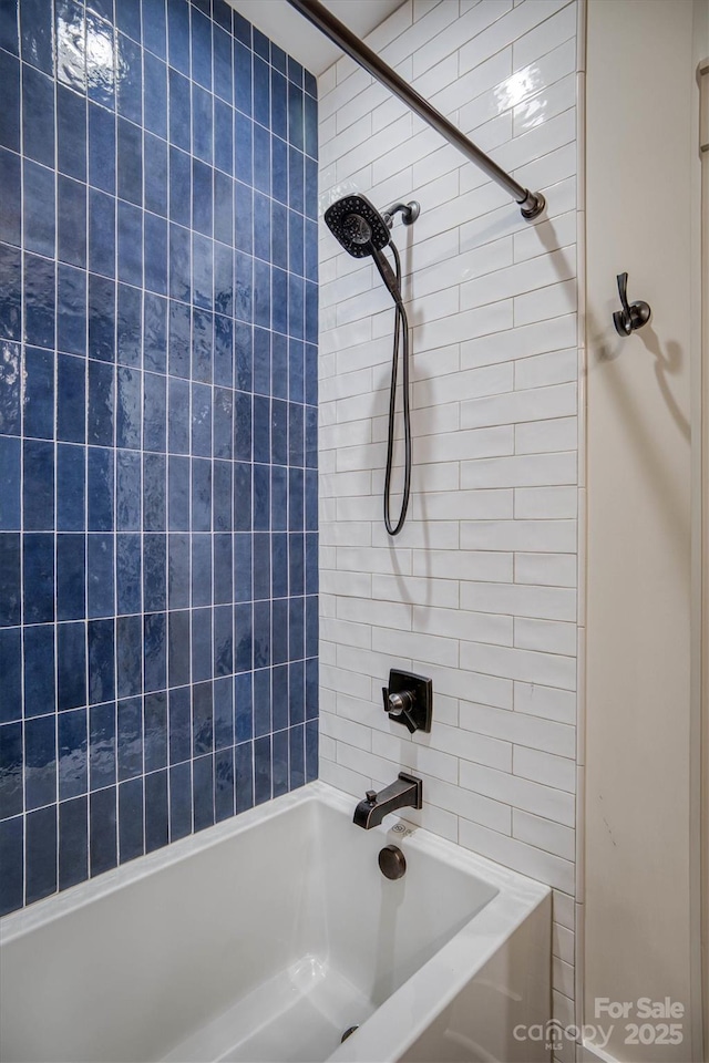 bathroom with tiled shower / bath