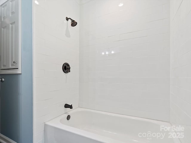 bathroom featuring tiled shower / bath combo