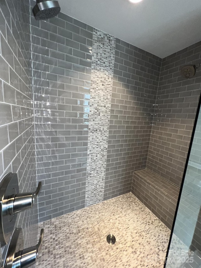 bathroom featuring a tile shower