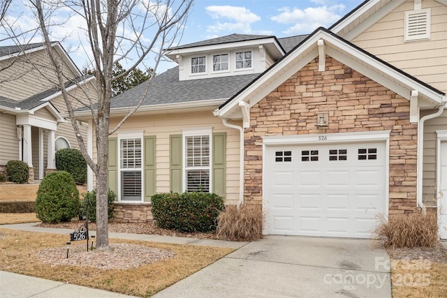 view of front property featuring a garage