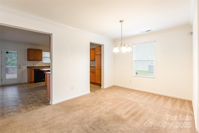 carpeted spare room featuring an inviting chandelier and ornamental molding