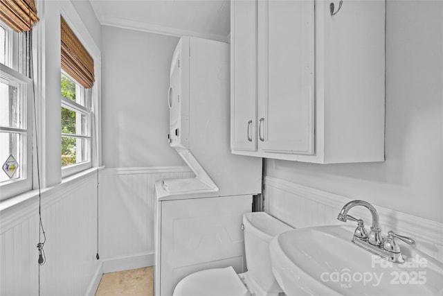 bathroom featuring sink and toilet