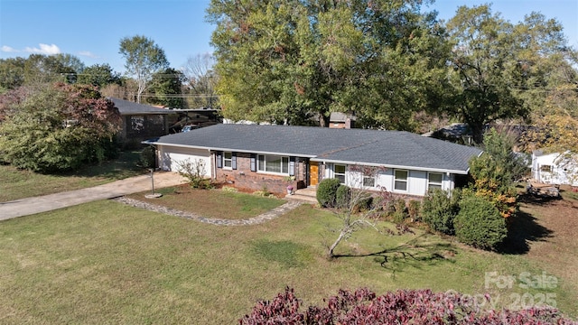 single story home featuring a front lawn