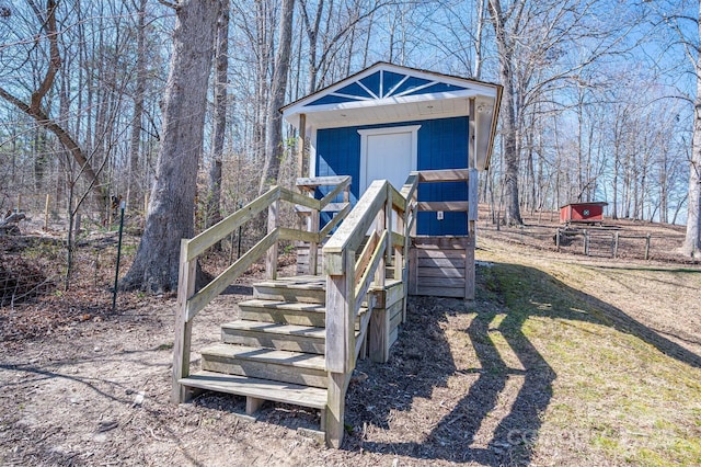 view of outdoor structure with an outbuilding