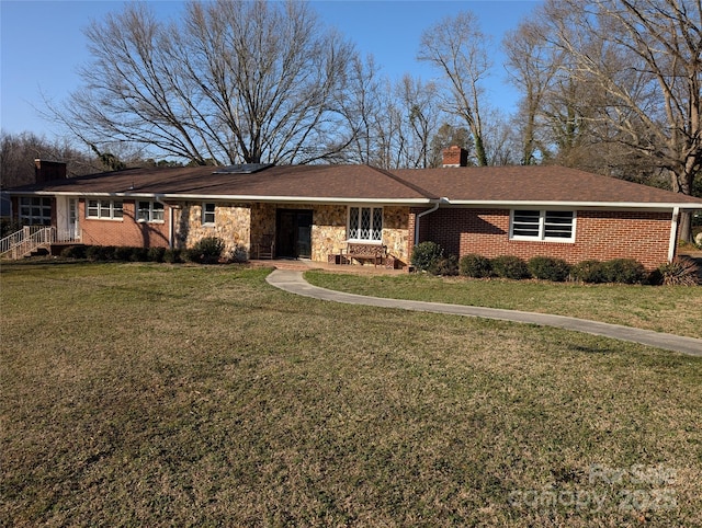 ranch-style home featuring a front lawn