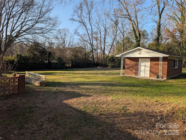 view of yard with an outbuilding