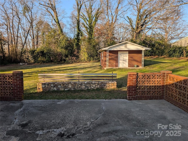 view of yard with an outbuilding