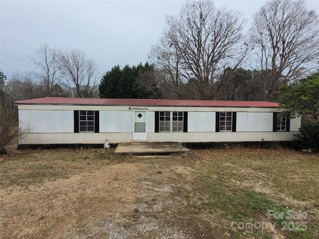 manufactured / mobile home with a front lawn