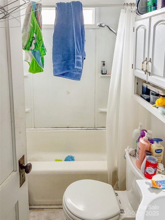 bathroom featuring toilet and shower / bath combo with shower curtain