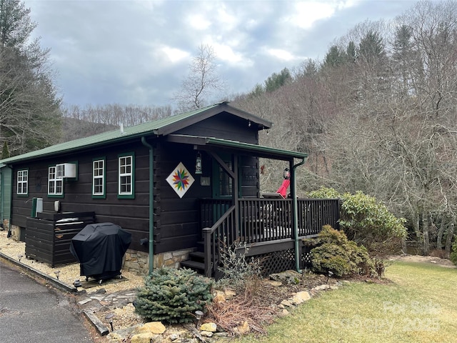 view of front of house featuring a deck and a front yard