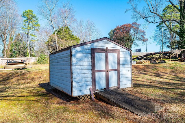 view of outdoor structure featuring a yard