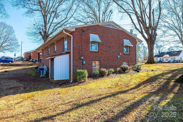 view of side of property featuring a yard