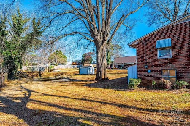 view of yard featuring a storage shed