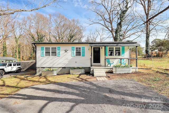 manufactured / mobile home featuring a porch