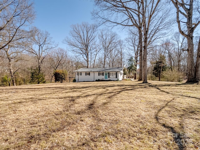 view of front of home featuring a front yard