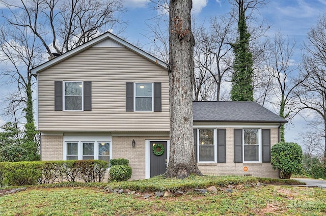 view of front of house featuring a front yard