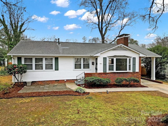 view of front of property featuring a front lawn