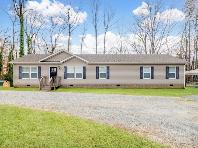 view of front of house with a front yard, crawl space, roof with shingles, and gravel driveway