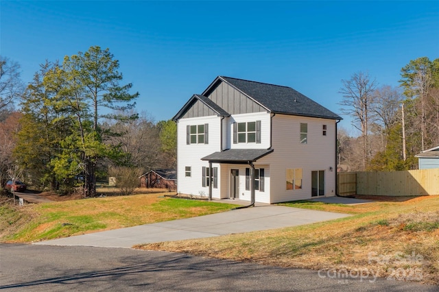 view of front of home featuring a front yard