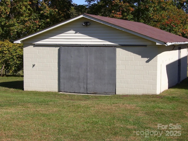 view of outdoor structure with a yard