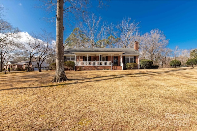 view of front of property featuring a porch and a front yard