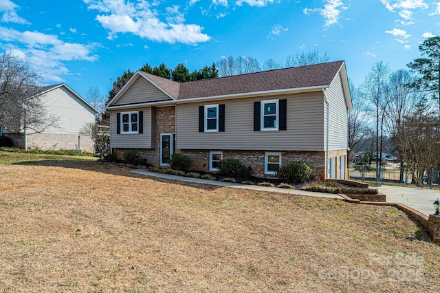 bi-level home featuring a front lawn