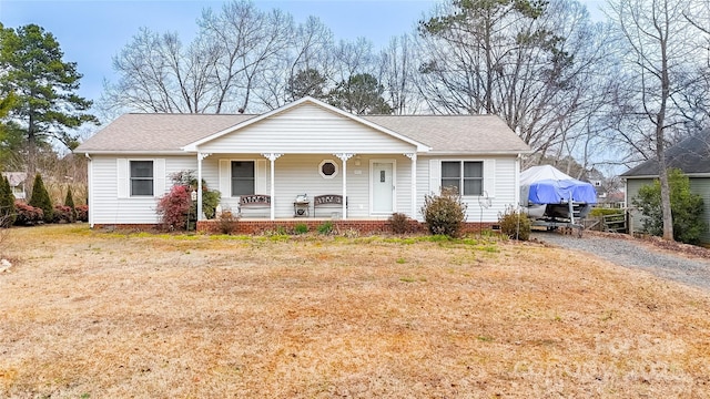 view of front of house featuring covered porch and a front yard