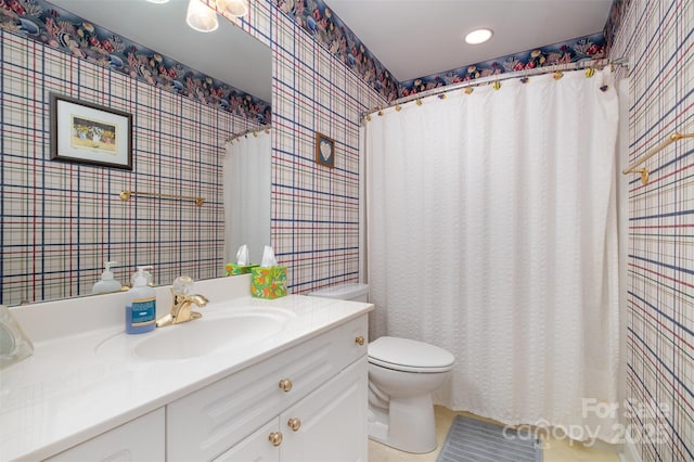 full bath with toilet, a shower with shower curtain, and vanity