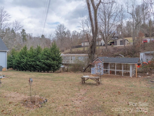 view of yard featuring an outbuilding