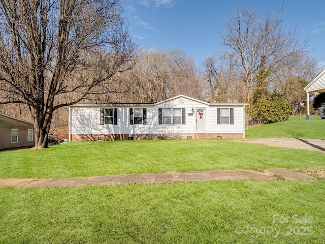 view of front of property featuring a front lawn