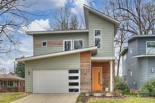 view of front facade featuring a garage