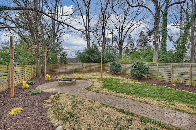 view of yard featuring a fire pit