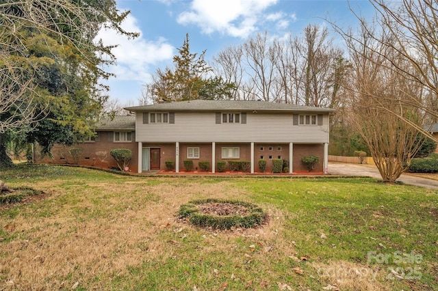 view of front of house featuring a front lawn