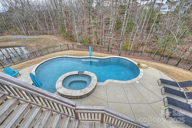 view of pool featuring an in ground hot tub