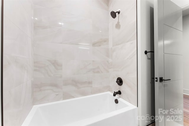 bathroom featuring tiled shower / bath combo