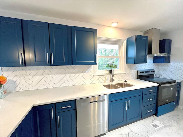 kitchen featuring sink, stainless steel appliances, and blue cabinets